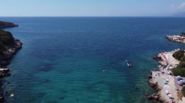 Karadağ kıyılarındaki Adriyatik Denizi 'nin ters görüntüsü, boğazlar, temiz su. Hladna uvala, Utjeha yazın