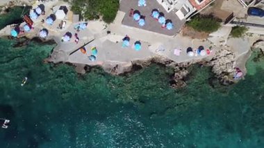 Karadağ kıyısındaki Adriyatik Denizi 'nin, kayalık plajların, geçitlerin ve temiz suların yukarıdan aşağı insansız hava aracı görüntüleri. Hladna uvala, Utjeha yazın