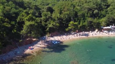 Budva Karadağ 'daki Mogren plajının havadan görünüşü. Adriyatik denizi, plaj ve dağ manzarası. 