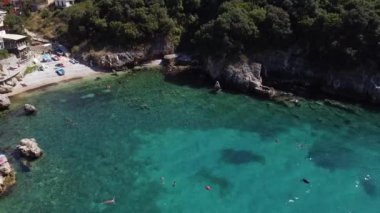 Adriyatik denizi ve Karadağ kıyısındaki kayalık plajların, geçitlerin, temiz suların ters görüntüsü. Hladna uvala, Utjeha