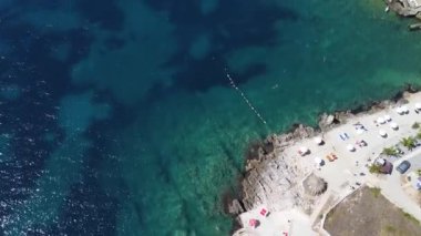 Adriyatik denizi ve Karadağ kıyısındaki kayalık plajların, boğazların ve temiz suların yukarıdan aşağı insansız hava aracı görüntüsü. Hladna uvala, Utjeha