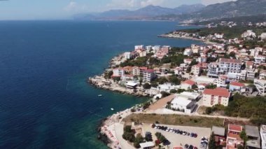 Adriyatik denizi ve Karadağ kıyısındaki kayalık sahil manzarası, vadiler, temiz su. Hladna uvala, Utjeha