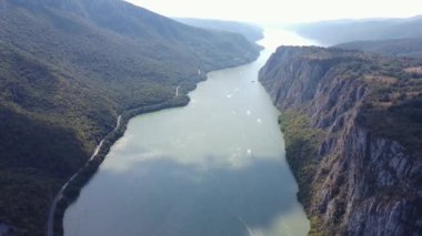 Dağlarla çevrili Tuna Nehri 'nin havadan görünüşü. 
