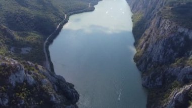Botlarla nehrin görüntüsünü alçalt. Sağda solda dağları olan Tuna Nehri. 