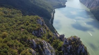 Dağın tepesinden nehre ve ufuktan ufka hava görüntüsü. 