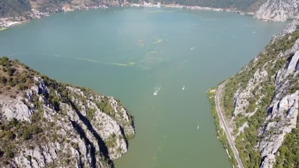 Drone Disparo Río Que Fluye Lago Con Montañas Alrededor — Vídeo de stock