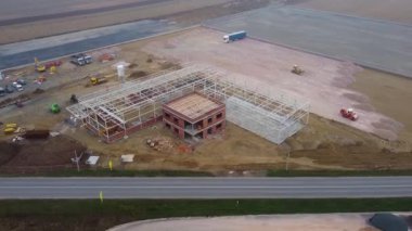 İnşaat alanının havadan görünüşü, aşağıda işçilerle birlikte inşaat.