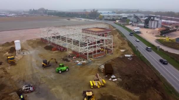 Luftaufnahme Einer Baustelle Hochbau Mit Arbeitern Darunter Und Einer Viel — Stockvideo
