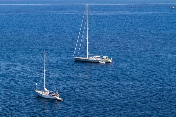 Човни на блакитному морі — стокове фото