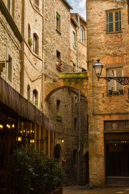 eski karanlık sokakta