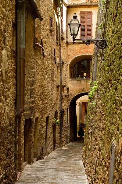 eski karanlık sokakta