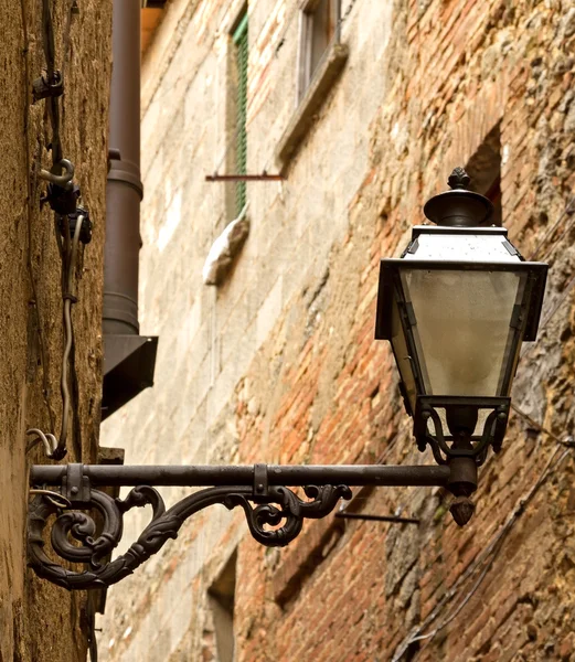 Old streetlight hanging — Φωτογραφία Αρχείου