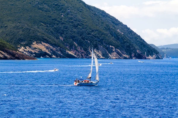 Segling längs kusten — Stockfoto