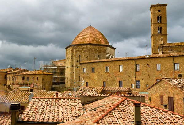 eski ülkede bir bulutlu gökyüzü altında
