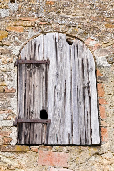 Ortaçağ pencere kapalı