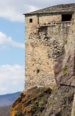 uçurumdan aşağı bakan