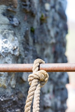 düşmesini önlemek için sıkı