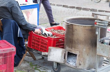 Cadde boyunca sıcak kestane