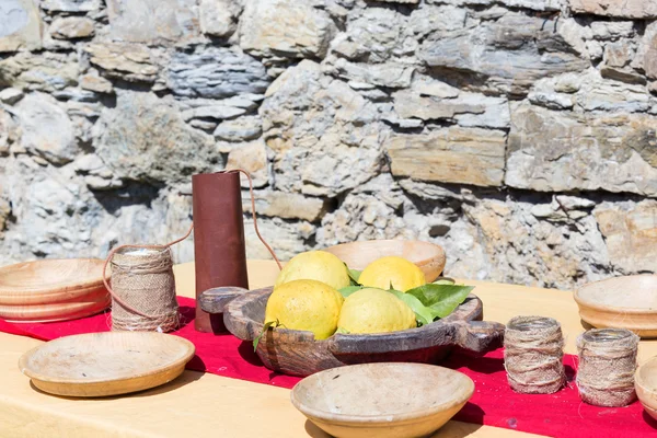 Limoni sul tavolo del castello — Foto Stock