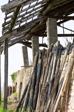 ahşap direklerin bir duvara yaslanmış