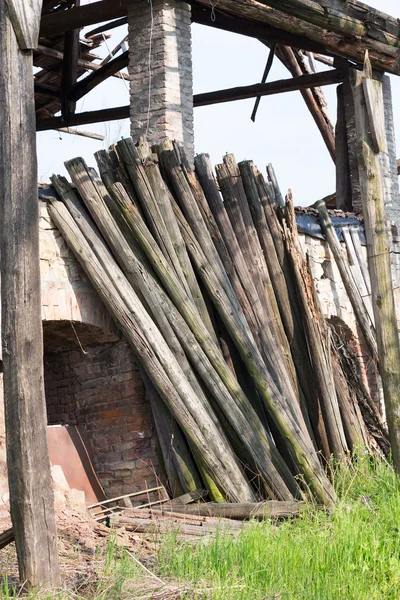 Słupy drewniane obsługiwane ruiny — Zdjęcie stockowe