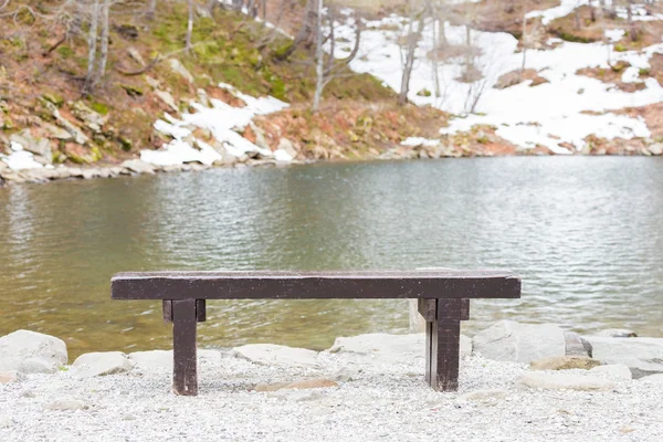 Drewniana ławka nad jeziorem — Zdjęcie stockowe