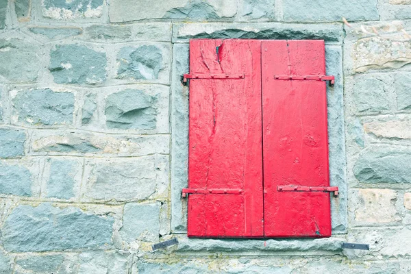Egy régi ablak piros redőnyök — Stock Fotó
