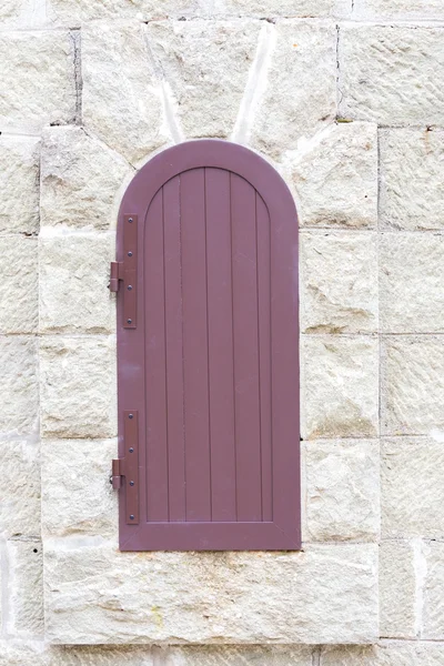 Holzfenster in der Kirche — Stockfoto