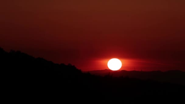 Il sole dietro le montagne — Video Stock