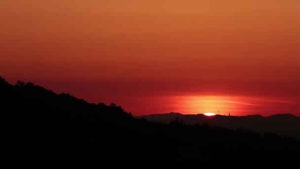 Ende eines feuerroten Sonnenuntergangs — Stockvideo