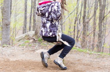 kız ile eski salıncak çalış