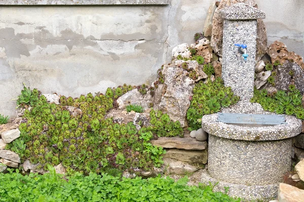 Alter Brunnen im Grünen — Stockfoto