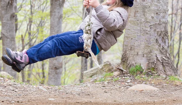 eski salıncak ve genç çocuk