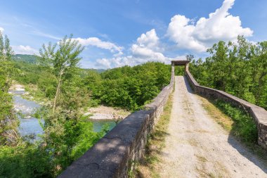 eski geçit köprüsü üzerinde