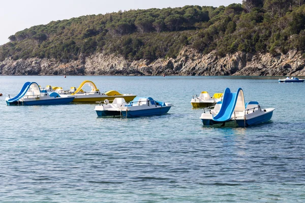 Pedalò vicino alla spiaggia — Foto Stock