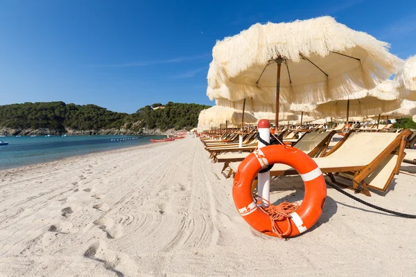 Sabbia e mare in una bella giornata — Foto Stock