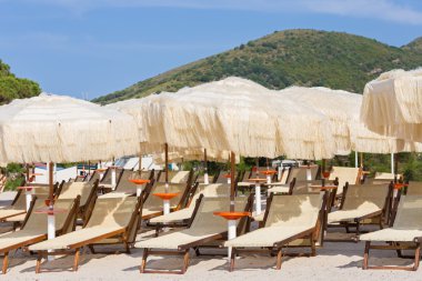 adanın kumsalda dinlenmek