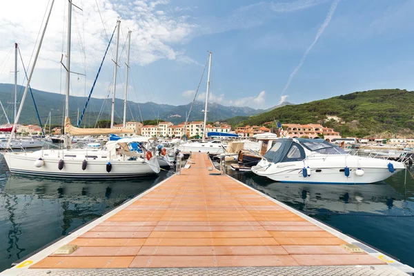 A lo largo del muelle del puerto — Foto de Stock