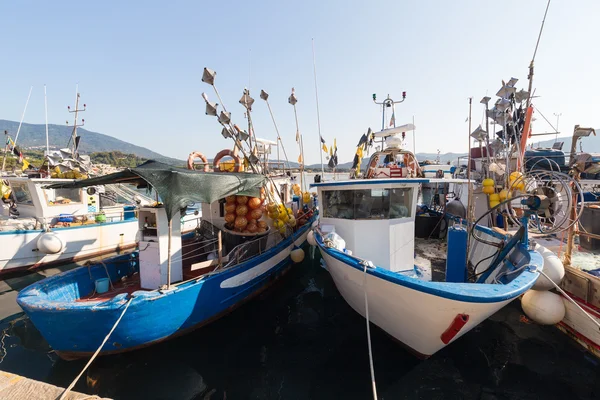 Bărci de pescuit ancorate în port — Fotografie, imagine de stoc