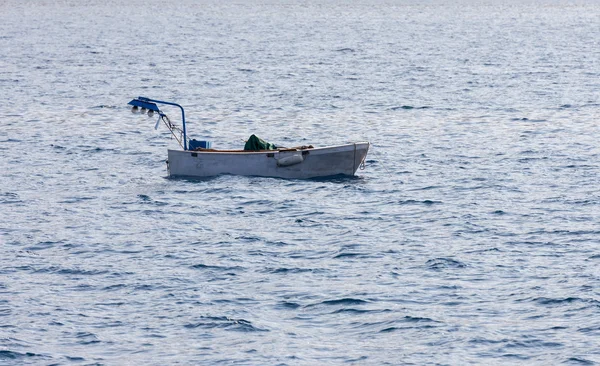 Barco de pesca en las olas — Foto de Stock