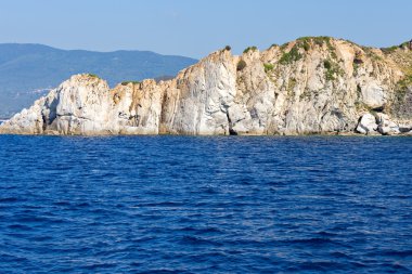 kayalar ve deniz arasında