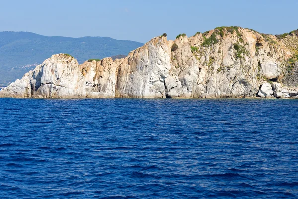 kayalar ve deniz arasında