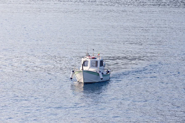 Маленькая рыбацкая лодка в море Стоковая Картинка