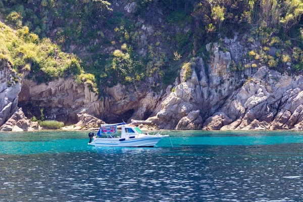 Navigieren im kristallinen Wasser — Stockfoto