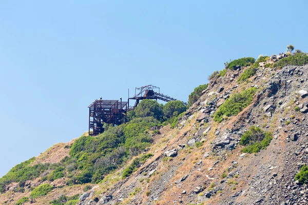 Altes Bergwerk auf der Klippe — Stockfoto