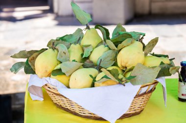sepet içinde sarı armut