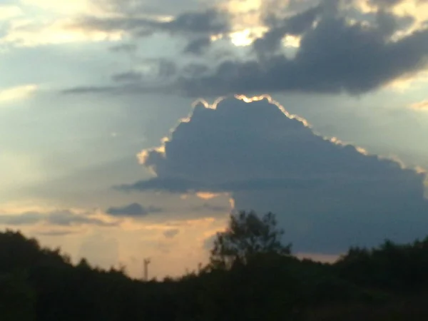 Wspaniałe Grube Chmury Wieczornym Zachodzie Słońca Letniego Wieczoru — Zdjęcie stockowe