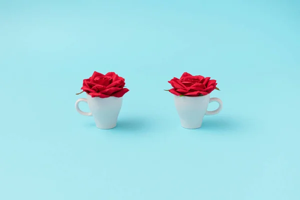 Dos Tazas Café Blanco Con Rosas Rojas Sobre Fondo Azul — Foto de Stock