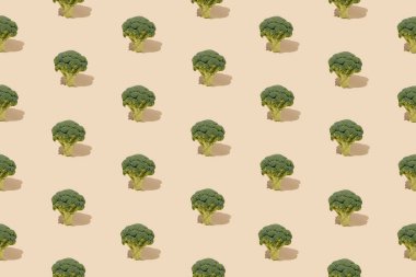 Parlak arka planda yeşil brokoliden yapılmış yaratıcı desen. En az gıda konsepti. 