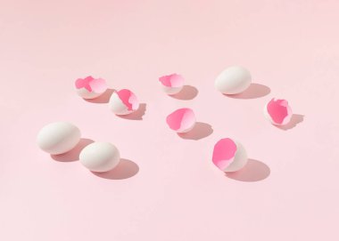 Paskalya yumurtaları ve yumurta kabukları pastel pembeye boyanmış. Yaratıcı gıda konsepti. En düşük bileşim arkaplanı.